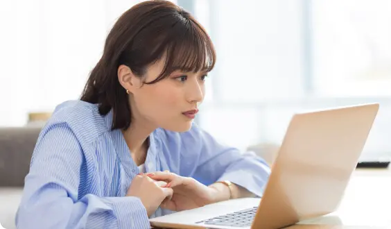 ノートPCを見る女性のイメージ