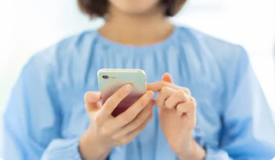 スマートフォンを操作する手元のイメージ