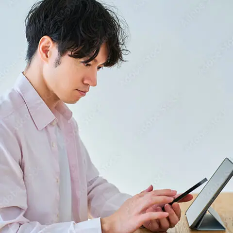 PCで作業する男性