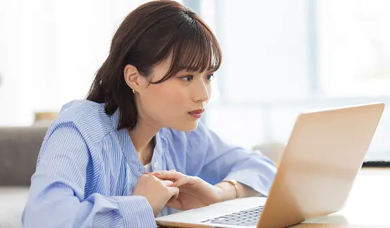 パソコンに向かう女性のイメージ